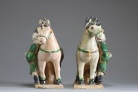 Chine - Paire de cavaliers en terre cuite polychrome vernissée, époque Ming (?)