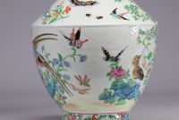 Rare large pair of Famille rose porcelain vases decorated with birds and flowers, 19th century.