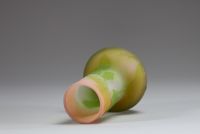 Émile GALLÉ (1846-1904) Petit vase en verre multicouche dégagé à l'acide à décor de glycérines, signé.