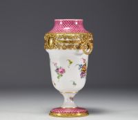Sèvres - Ensemble de quatre vases et d'une coupe en porcelaine et monture en bronze doré, marque au bleu.