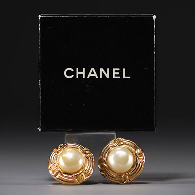 CHANEL - Pair of gold-coloured earrings, mother-of-pearl cabochon.