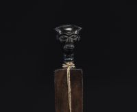 Afrique RDC - Oracle à frotter Kuba/Bushoong en bois sculpté surmonté d'une tête, première moitié XXème.
