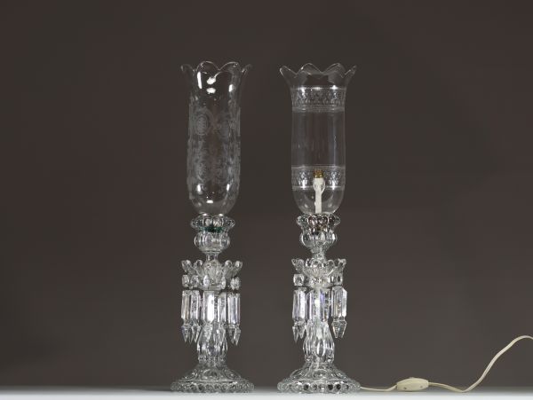 Cristallerie Baccarat - Pair of crystal lamps, foot with pendants, Baccarat mark on the globes.