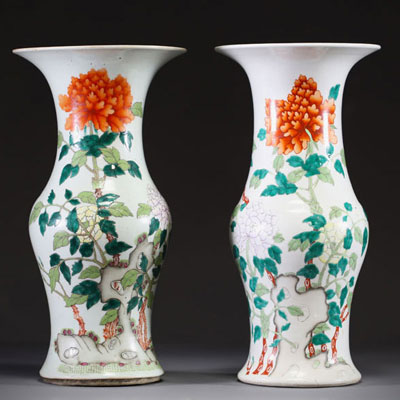 Chine - Paire de vases famille rose en porcelaine polychrome émaillée à décor de fleurs et papillon, époque Qing, XIXème.