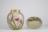 Paire de vases en verre translucide finement émaillés à décor de fleurs d’iris dans des tons pourpres, verts et blancs, soulignés de rehauts d’or. Frise en relief doré au col. Travail français de la p