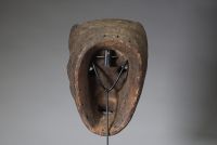Afrique - Masque Gueré en bois sculpté orné de clous, Côte d’Ivoire, début XXème.
