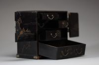 Japon - Petit cabinet en laque noire et or à décor de coq et de poule, fin d'époque Meiji.