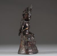 Chine, dynastie Ming – Statuette de bodhisattva assis en bronze, traces de dorure et polychromie  Rare et ancienne statuette représentant un bodhisattva assis en posture royale (lalitasana), finement 