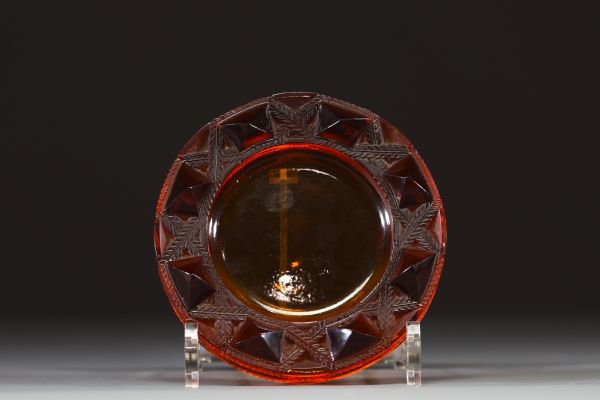René LALIQUE (1860-1945) Coupe Art Déco en verre rouge orangé à décor géométrique, signée R. Lalique France à la roue.