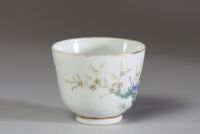 Chine - Ensemble de deux bols en porcelaine polychrome famille rose, époque Qing.
