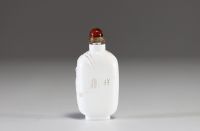 Chine - Tabatière en verre à décor en relief de coléoptère et de bambou, cabochon en agate, signature dans le décor et marque en creux sous la pièce, XIXème.