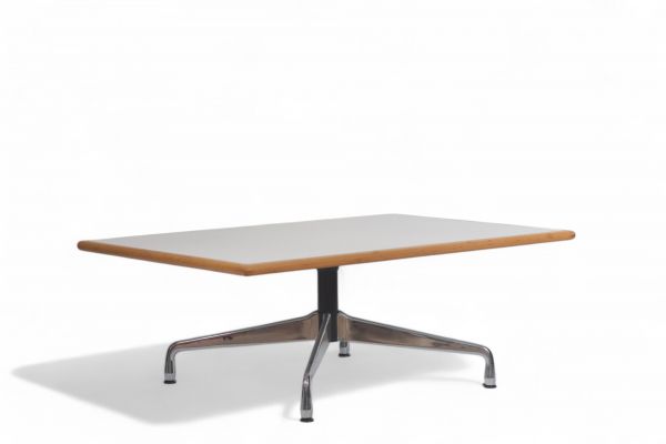 Charles et Ray EAMES (1907-1978) - Table basse, plateau en bois mélaminé gris, piètement à quatre branches en métal chromé, Édition Herman Miller.
