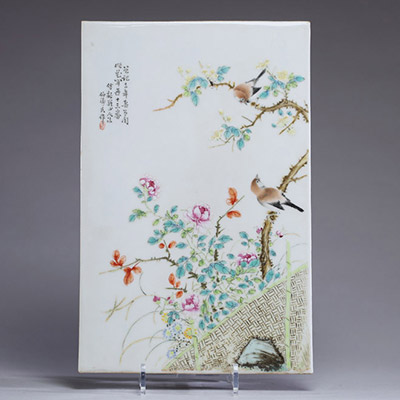 Chine – Plaque en porcelaine émaillée famille rose, décorée de deux oiseaux perchés sur une branche fleurie au-dessus de pivoines, inscription poétique en partie supérieure gauche signée 