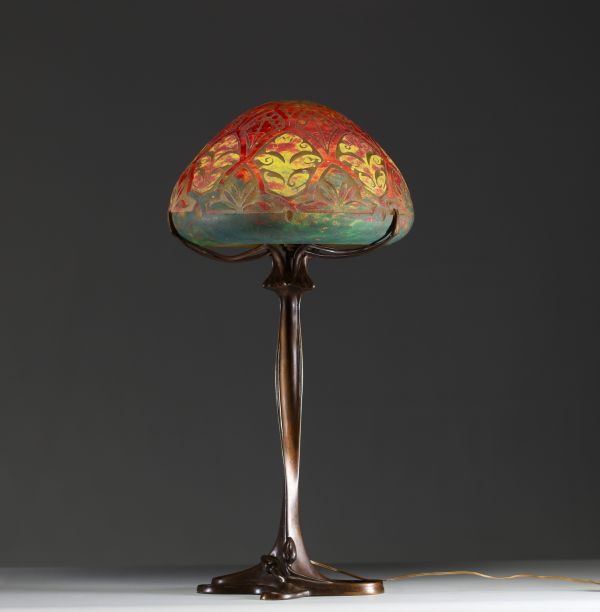 DAUM Nancy and Louis MAJORELLE (1859-1926) - Table lamp in acid-etched multilayer glass with stylized floral decoration, unsigned.