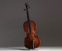 Ensemble de deux beaux violons d'études et deux archets dans leurs coffres en bois, France, vers 1900.