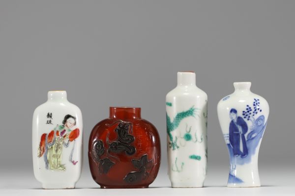 Chine - Ensemble de trois tabatières en porcelaine et une en verre multicouche.