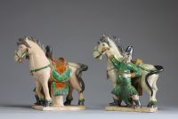 Chine - Paire de cavaliers en terre cuite polychrome vernissée, époque Ming (?)
