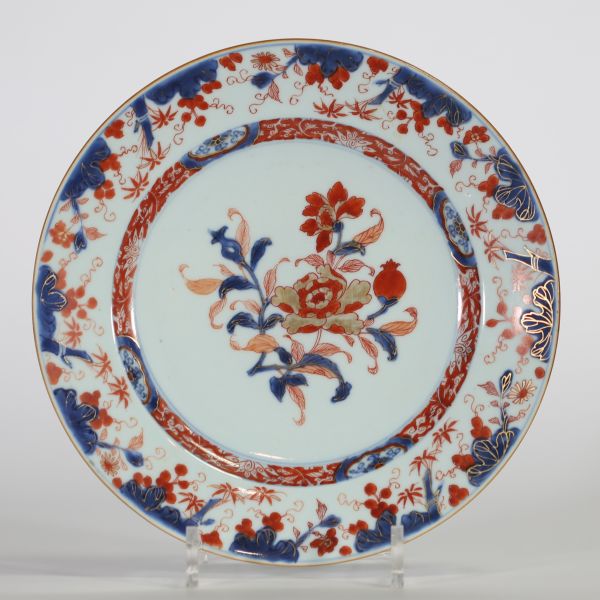 Assiette en porcelaine de Chine à décor floral de style Imari en rouge de fer, bleu sous couverte et or, époque Qianlong, XVIIIe siècle.