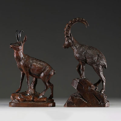 Paire de chamois en bois sculpté de la Forêt noire.
