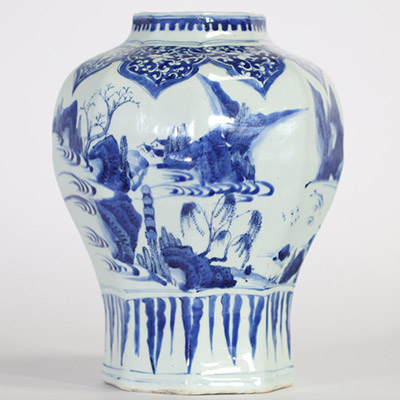 Vase balustre octogonal en porcelaine de Chine bleu blanc à décor de paysages fluviaux animés, époque Transition, milieu XVIIe siècle.