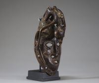 Afrique - Rare masque Dogon en bronze surmonté d’un personnage, Mali.
