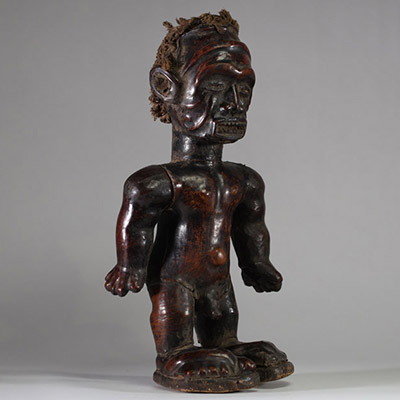 Ancienne figure rituelle Ekoi Ejagham, Nigéria . Bois recouvert de cuir, travail ancien et remarquable. Les bras sont mobiles mais ne se détachent pas du corps. Ce qui indique une fonction dynamique et rituelle lors des manipulations. Les pieds sont surdimensionnés par rapport au reste du corps, ce qui symbolise la force et l’enracinement. Le visage est expressif et dégage beaucoup de force et de