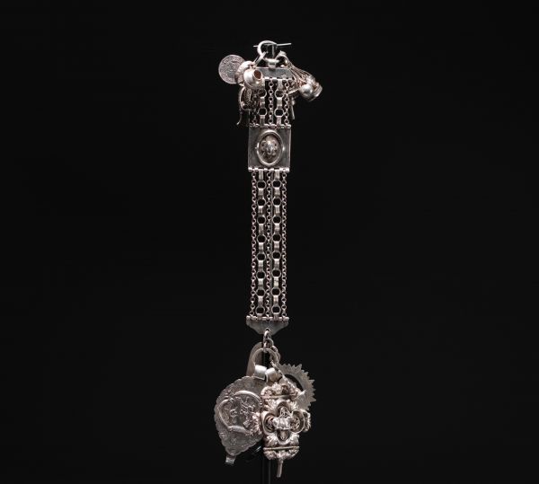 Magnifique grande chatelaine en argent, décorée de différentes breloques, poinçons des Pays-Bas et autres.