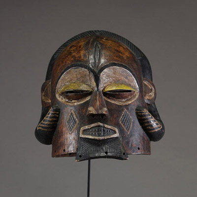 Afrique RDC - Masque Kete / Kuba en bois ancien sculpté, belle polychromie encore apparente, Congo RDC.