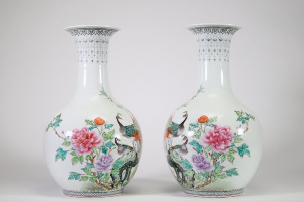 Paire de vases en porcelaine de Chine, période République, à décor de paons et pivoines