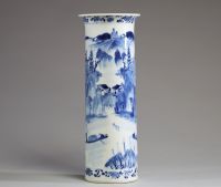 Chine - Vase cylindre en porcelaine blanc bleu à décor de personnages et pagodes dans un paysage arboré et montagneux.