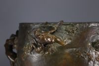 Gustave Joseph CHERET (1838-1894) Imposante jardinière en bronze à décor de naïades et de papillons.