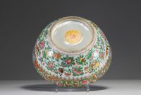 Chine - Grand bol en porcelaine polychrome de Canton à décor de fleurs et d'oiseaux.