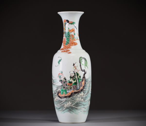 Chine - Vase en porcelaine polychrome famille verte à décor de personnages sur une embarcation portant la pêche de longévité et entourée de grues et de chauves-souris, vers 1900.