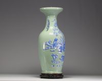 Chine - Grand vase en porcelaine céladon à décor en relief de personnages et chauve souris, XIXème.
