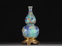 Chine - Vase double gourdes en porcelaine à décor de personnages, monture en bronze doré, période Qing.