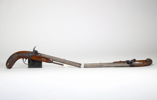Paire de pistolets d'officier type 1833 à percussion, monture en noyer, poignée quadrillée, canon octogonal à damas rubanné, poinçon ELG, Liège.