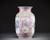 Chine - Vase en porcelaine polychrome émaillée famille rose à décor de dames, époque République.