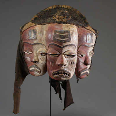 Afrique RDC - Rare masque Pendé Ginzengi ou Gimbombi a Kumba à visages multiples en bois sculpté, fibres végétales et tissu, Congo RDC. 