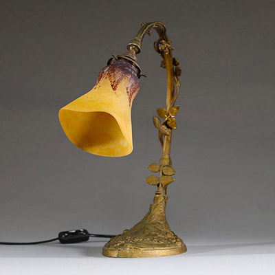 DAUM Nancy - Lampe de table, pied en bronze à décor de feuillage, tulipe en verre marmoréen, signée.
