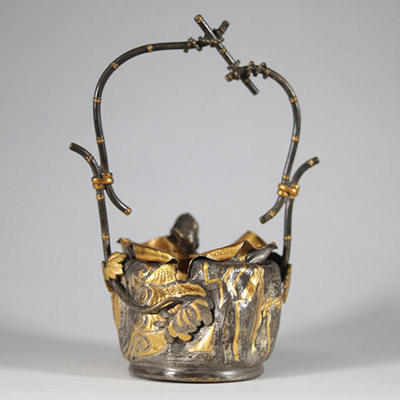 Petit pot ornemental en bronze, décor de souris – Asie de l’Est, fin XIXe / début XXe siècle Travail en bronze ciselé et partiellement doré – Japon 