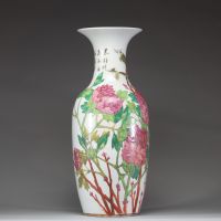 CHINE — Grand vase balustre en porcelaine polychrome à décor de pivoines et d'oiseaux, inscription calligraphiée, période fin XIXe-début XXe siècle