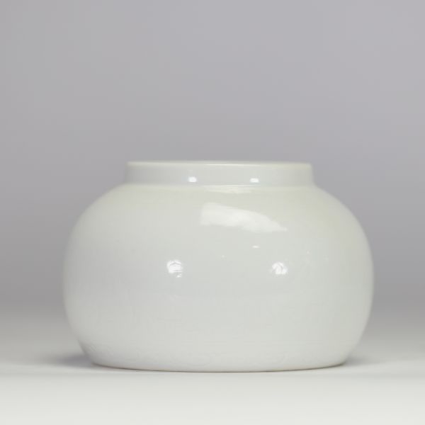Chine, petit vase en porcelaine monochrome blanc à décor incisé de pivoines et rinceaux, dynastie Qing, probablement époque Guangxu (1875–1908).