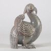 Oiseau en jade gris sculpté, Chine, dans le goût des Han Figure zoomorphe stylisée représentant un oiseau debout aux ailes repliées et au bec courbé, probablement une évocation archaïsante du phénix (fenghuang)