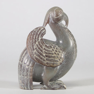 Oiseau en jade gris sculpté, Chine, dans le goût des Han Figure zoomorphe stylisée représentant un oiseau debout aux ailes repliées et au bec courbé, probablement une évocation archaïsante du phénix (fenghuang)