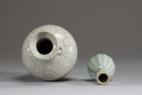 Chine - Ensemble de deux vases, un en porcelaine blanche à glaçure de type ge et un en porcelaine à glaçure céladon, période Qing.