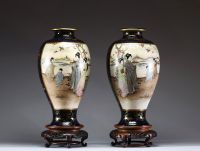 Japon - Grande paire de vases en porcelaine à décor en cartouche de jeunes femmes et d'enfants, reposant sur des socles en bois d'époque Meiji, XIXe siècle.