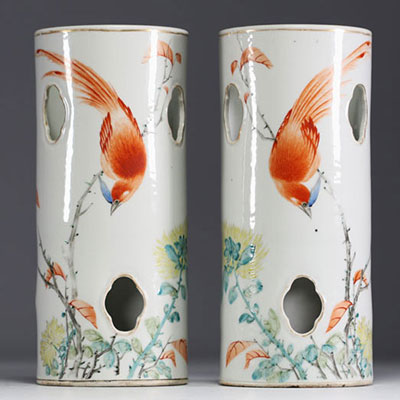 Chine - Paire de porte-chapeaux à décor d'oiseau et poème.