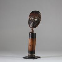 Ancienne poupée de fertilité Akuaba, Ashanti, Ghana. Bois Très bel exemplaire avec une tête discoïdale et un front haut, cou annelé et le corps cylindrique minimaliste. Très belle patine tirant du brun à noir avec de nombreuses traces d’usage tribal. H :31,5 cm. Ex Gregory Ghent, San Francisco, Jo de Buck, Bruxelles