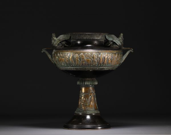 Coupe en bronze sur pied à motifs étrusques, fin XIXe siècle.