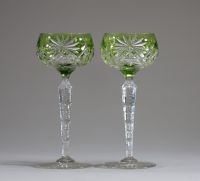 Val Saint Lambert - Série de douze verres en cristal taillé et doublé de différentes couleurs.